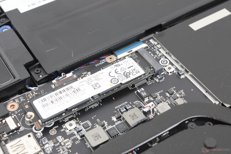 Elsődleges M.2 PCIe4 x4 SSD hőelosztó nélkül, hőelosztó nélkül