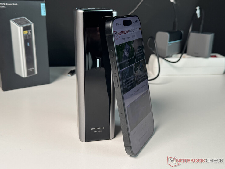 A Cuktech 15 Ultra méretének összehasonlítása egy iPhone 16 Pro készülékkel