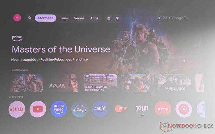 Az Etoe Dolphin 2 Google TV felülete (enyhén elsötétített szoba, jobb oldalon ablakkal, nagy kontrasztú képernyő)