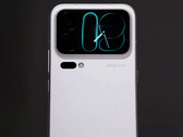 Úgy tűnik, hogy a hátsó kijelző kerete keskenyebb. A képen: egy képernyőfelvétel a Xiaomi 18 Pro-t bemutató bemutató videóból.