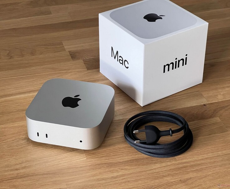 Apple Mac mini asztali számítógép a kiskereskedelmi dobozban és tápkábellel (Kép forrása: Notebookcheck)