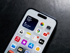 Egy kiszivárogtató szerint az iPhone 18 széria nem rendelkezik képernyő alatti FaceID-vel és kamerával. (Kép forrása: Omar Al-Ghosson via Unsplash)