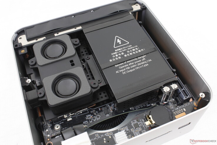 A két SODIMM- és a két M.2 2280 SSD-helyhez való hozzáférés további szétszerelést igényel