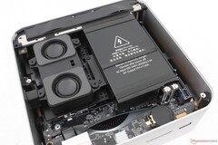 A GTI15 Ultra egyike azon kevés mini PC-knek, amelyek integrált hangszórókkal, integrált mikrofonokkal és integrált tápegységgel rendelkeznek (Kép forrása: Notebookcheck)