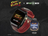 Street Fighter II: My Play Watch gameróra piros szíjjal, aranyszínű részletekkel és egy második órakijelzővel, sötét, texturált háttér előtt.