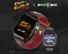 Street Fighter II: My Play Watch gameróra piros szíjjal, aranyszínű részletekkel és egy második órakijelzővel, sötét, texturált háttér előtt.