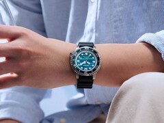 A BN0167-09W 44 mm-es rozsdamentes acél tokkal rendelkezik, ami hagyományosabb búváróra megjelenést biztosít a csuklón.