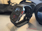 A Huawei Watch Fit 4 Pro 279 euróba kerül az EU-ban. A képen az okosóra fekete színben. (Kép forrása: Notebookcheck)