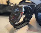 A Huawei Watch Fit 4 Pro 279 euróba kerül az EU-ban. A képen az okosóra fekete színben. (Kép forrása: Notebookcheck)