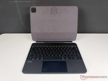Inateck NeoMagic iPad nélkül, szétnyitva és elölről nézve...