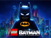 A LEGO Batman klasszikus ruházatban áll a csapadékos Gotham City sziluettje előtt.