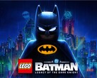 A LEGO Batman klasszikus ruházatban áll a csapadékos Gotham City sziluettje előtt.