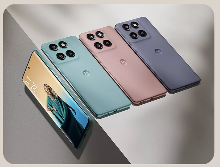 A Motorola Edge 60 Fusion a Pantone által hitelesített amazonit (vászon-hatású kivitelben), valamint a zephry és a slipstream (műbőr kivitelben) színváltozatokban kapható (Kép forrása: Motorola)