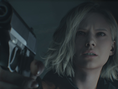 A Resident Evil Reqiuem főszereplője, Grace Ashcroft egy pisztollyal a kezében