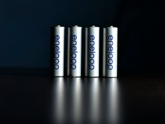 Négy AA elemet ábrázoló kép