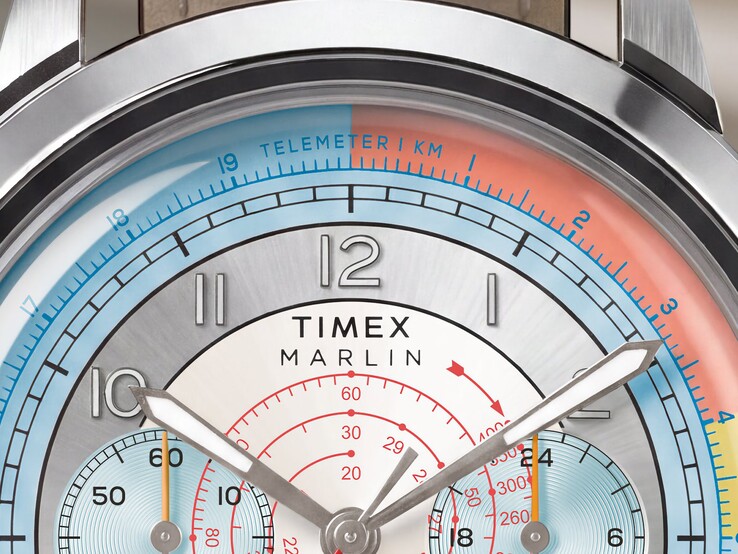 A Timex Marlin Neo Classic Chronograph számlapjának közelképe, amelyen látható a kék teleméteres skála, a piros tachométeres skála és a két kis számlap.