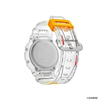 Az átlátszó Gundam-témájú G-Shock hátsó szögletes nézete, amelyen a rozsdamentes acél tok hátlap és a részletes szíjgrafika látható.
