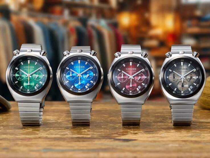 Négy Citizen Tsuno Chronograph karóra egymás mellett egy fa felületen, zöld, kék, piros és szürke színátmenetes számlappal, rozsdamentes acél