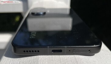 Alul: hangszóró, USB-C 2.0, mikrofon, kettős SIM-kártya
