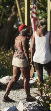 Ennek az idősebb nőnek a bőre egyértelműen jelzi a hosszú ideig tartó napozás hatását (nagyított GTA 6 képernyőkép).