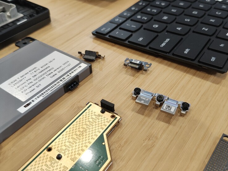 A ThinkPad T14 Gen 7 néhány CRU-ja.