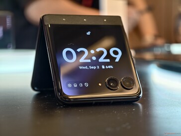 Motorola Razr 70, Swarovski kristályokkal díszített hátlap