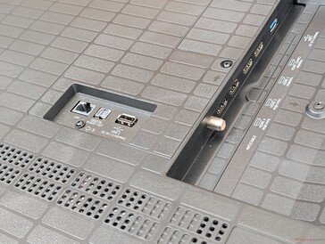 A LAN-, audio- és USB-portok közvetlenül a TV hátuljából állnak ki, ami megnehezíti a kábelek rendezett elvezetését