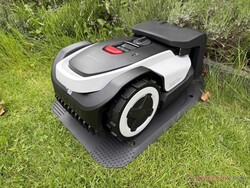 A Roborock RockNeo Q105 a töltőállomásán.