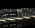 A Micron DDR5 RDIMM memóriamodulja. A vállalat új, 512 GB-os változata akár 12 TB RAM-ot is lehetővé tehet egyetlen szerveren.