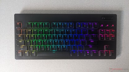 Razer BlackWidow V4 Alacsony profilú HyperSpeed TKL billentyűzet Chroma RGB világítás (Kép forrása: Adam Corsetti)