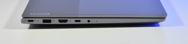 balra: USB-C 3.2 Gen 2, USB-A 3.2 Gen 1, HDMI, Thunderbolt 4, 3,5 mm-es audió