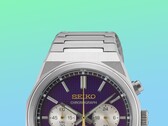 A Seiko HGK003 felső felének közelképe, amelyen kiemelve látható a szögletes rozsdamentes acél tok, a karkötő felső láncszemei, a felső nyomógombok és a lila számlap felső része, élénk zöld és kék színátmenetes háttér előtt.