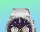 A Seiko HGK003 felső felének közelképe, amelyen kiemelve látható a szögletes rozsdamentes acél tok, a karkötő felső láncszemei, a felső nyomógombok és a lila számlap felső része, élénk zöld és kék színátmenetes háttér előtt.