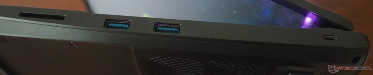 jobb oldal: kártyaolvasó, 2x USB-A 3.2 Gen1, Kensington zár