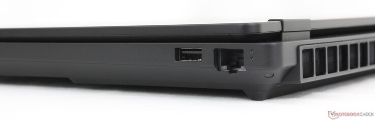 Jobb oldal: USB-A (10 Gbps), RJ-45 (1 Gbps)