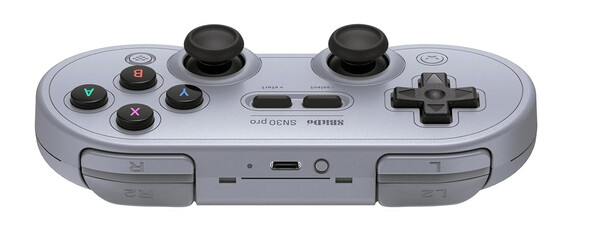A 8BitDo vezérlők párosító gombja az USB-port melletti kerek gomb. (Kép forrása: 8BitDo)