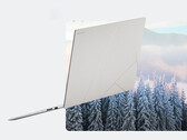 Az Asus bemutatja a 2026 Zenbook 16 Air-t fényes OLED-vel és Ryzen AI 9 H 465-tel. Képünkön: a laptop hátulját bemutató promóciós kép. (Kép forrása: Asus - szerk.)