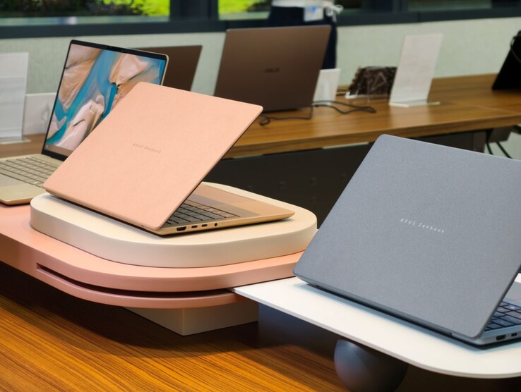 A 2026 Zenbook 14 Copilot AI noteszgépek Zabriskie Beige, Komodo Coral és Arctic Blue színekben kaphatók (balról jobbra).