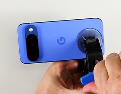 A Pixel 10 hátlapja viszonylag könnyen eltávolítható. (Kép forrása: iFixit)