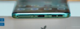 Alul: USB-C csatlakozó, hangszóró