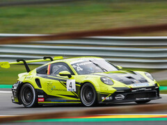 Egy versenyautó, 2022-ben forgatva.