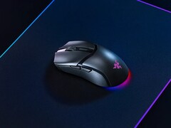 Razer Cobra HyperSpeed játékegér alulvilágító RGB világítással. (Kép forrása: Razer)