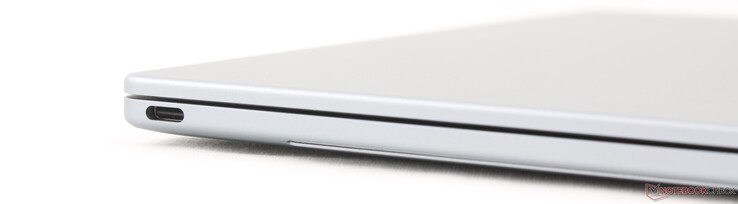 Bal oldalon: USB-C 3.2 Gen. 2 DisplayPort 2.1-el és Power Delivery-vel