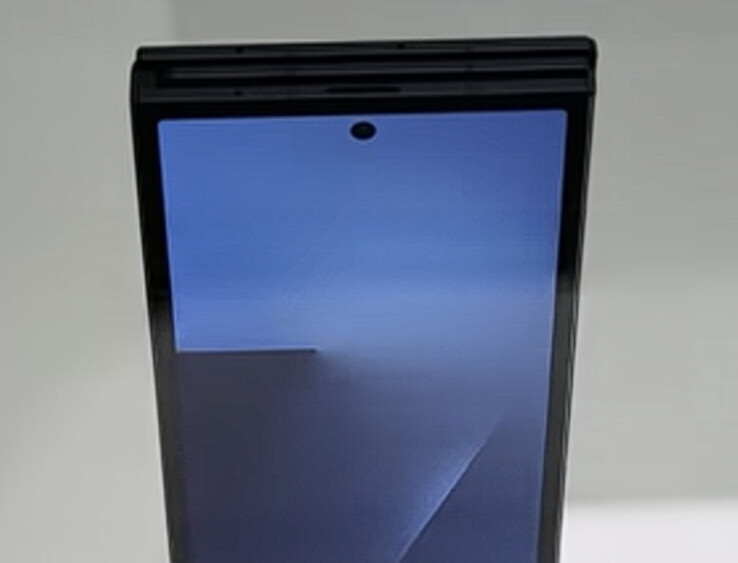 A Galaxy Z TriFold vékonyabb lesz, mint a Galaxy Z Fold4 annak ellenére, hogy 10 hüvelykes, összecsukható kijelzőt tartalmaz. (Kép forrása: SBS Korea via Omokgyo Electronics Mall - szerkesztve)