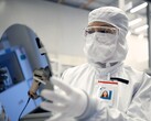 Az Intel célja, hogy az öntöde 2027-ben elérje a nullszaldót, mivel a 18A csomópont belép a mennyiségi felfutásba. Képeken: Egy munkás szilíciumszeletet tart a kezében (Kép forrása: Intel)