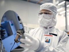 Az Intel célja, hogy az öntöde 2027-ben elérje a nullszaldót, mivel a 18A csomópont belép a mennyiségi felfutásba. Képeken: Egy munkás szilíciumszeletet tart a kezében (Kép forrása: Intel)