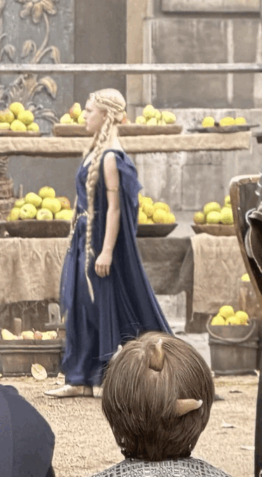 A rajongók úgy vélik, hogy ez a kép egy fiatal Marikát és esetleg egy Omen gyermeket ábrázol.