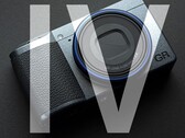 Ricoh GR IIIx kamera GR IV szöveg egymásra helyezve