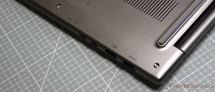 Bal oldal: 2 x Thunderbolt, USB-3-A, HDMI 