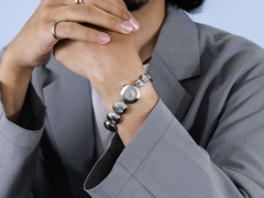 A Seiko Power Design Project Collection 1 (a képen látható) karkötőként, kiegészítőként vagy csak óraként is viselhető. (Kép forrása: Seiko)